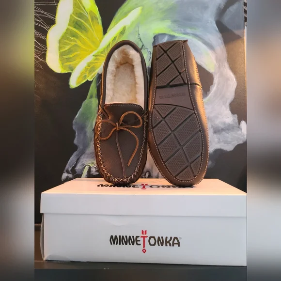 Minnetonka moccasin Sheepskin moose slipper chocolate - Picture 2 of 2